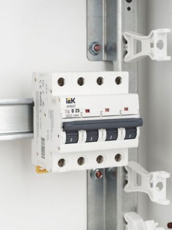 ARMAT Автоматический выключатель M06N 4P D 25А IEK