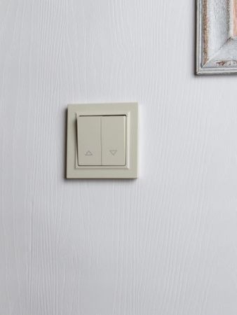 BRITE Выключатель жалюзи 10А ВС10-1-5-БрКр бежевый IEK