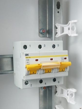 KARAT Автоматический выключатель ВА47-100 3P C 32А 10кА IEK