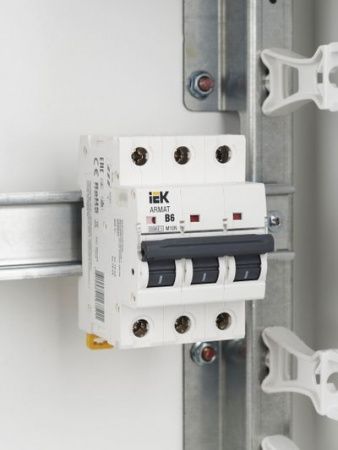 ARMAT Автоматический выключатель M10N 3P B 6А IEK