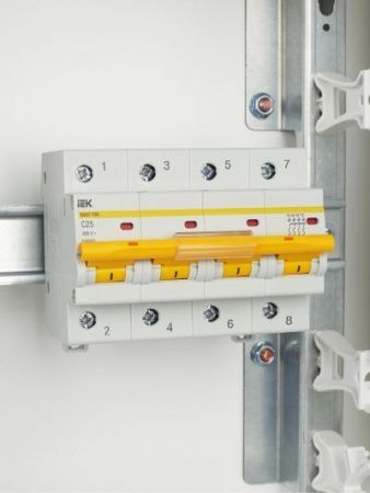 KARAT Автоматический выключатель ВА47-100 4P C 25А 10кА IEK