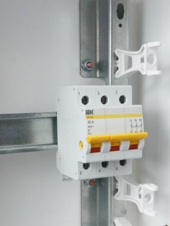 KARAT Выключатель нагрузки (мини-рубильник) ВН-32 3P 40А IEK